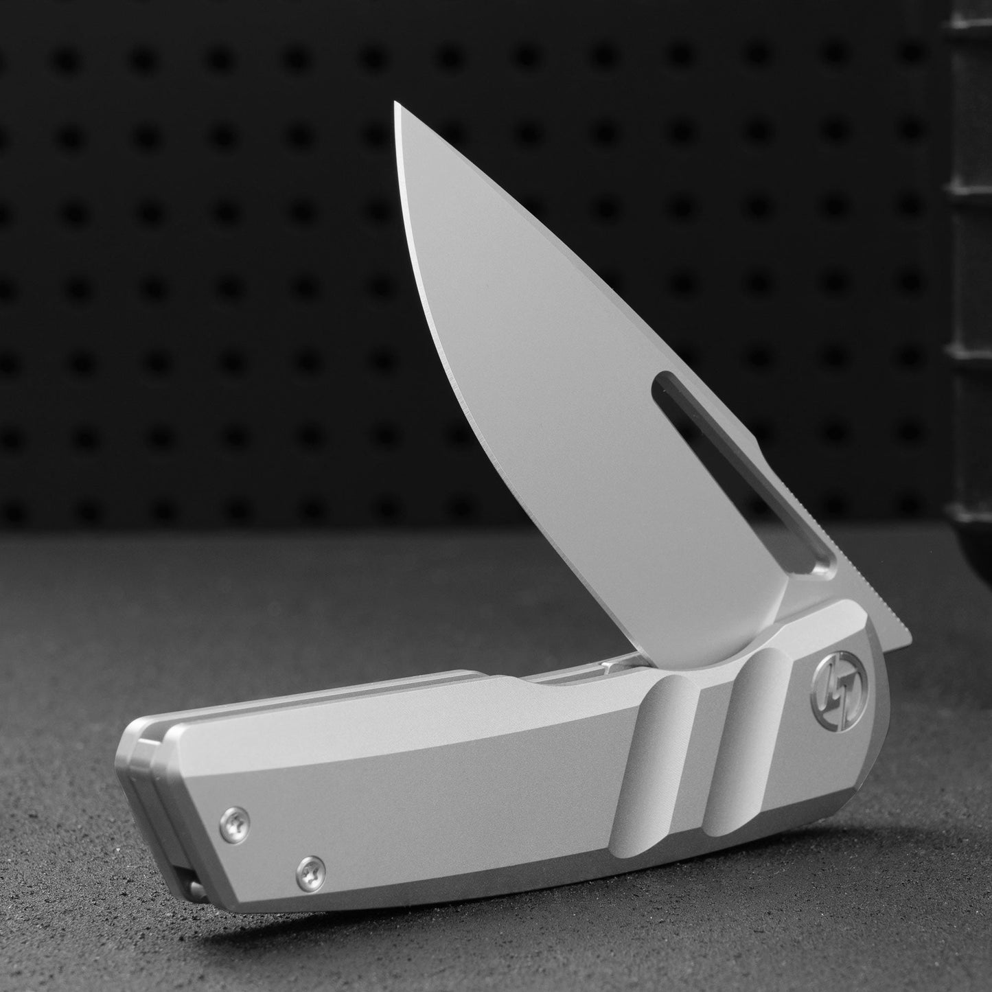 Sworf T077 Damascus Carbon fiber handle Liner Lock slot deployment