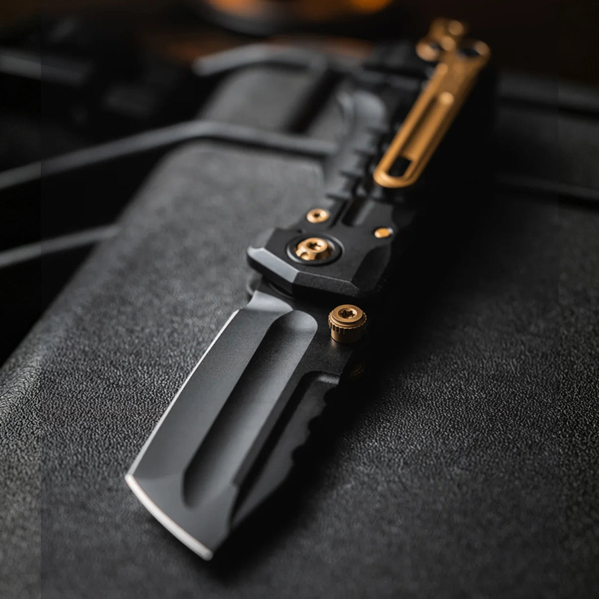 Moyeworks BK1B folding pry bar titanium handle liner lock