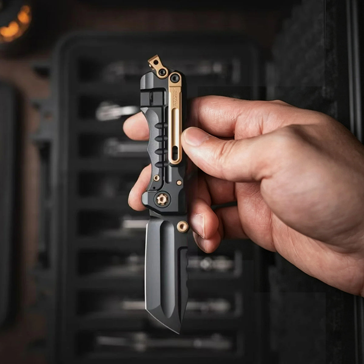 Moyeworks BK1B folding pry bar titanium handle liner lock