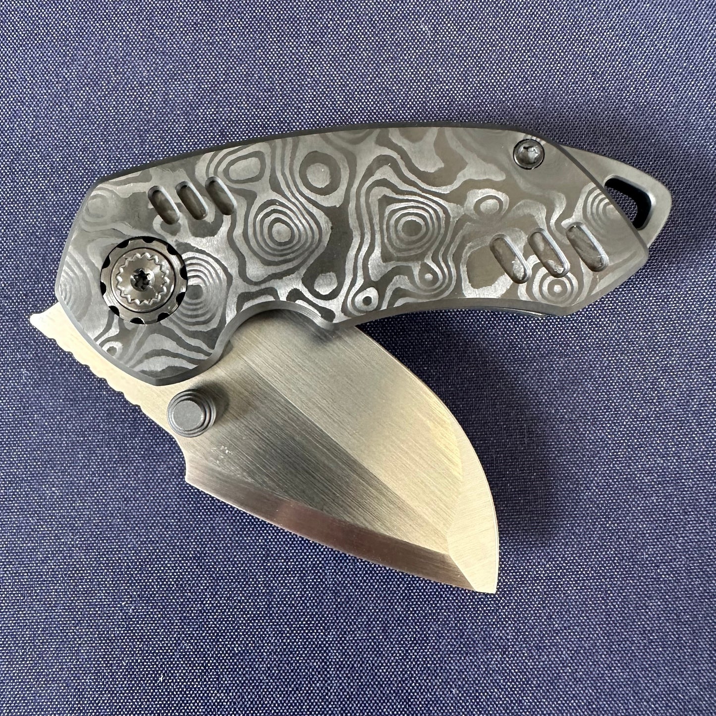 SANGYUTOU Fat Soul carbon fiber scales M390 blade steel micro folding knife