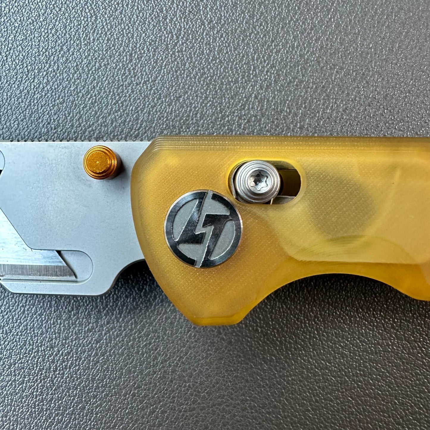 Olitans utility pocket knife cross bar lock Ultem scales