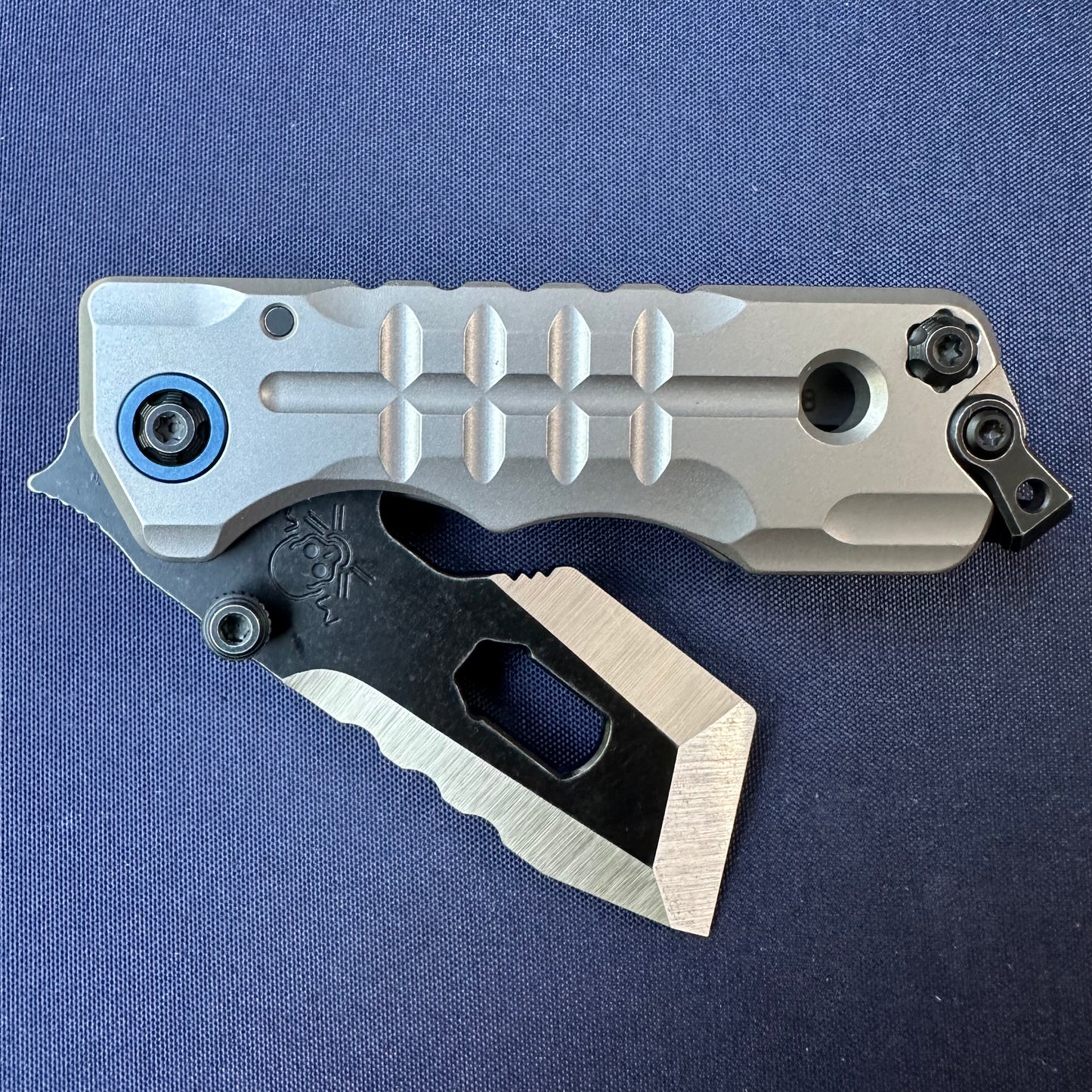 Moyeworks BK1A folding pry bar titanium handle liner lock