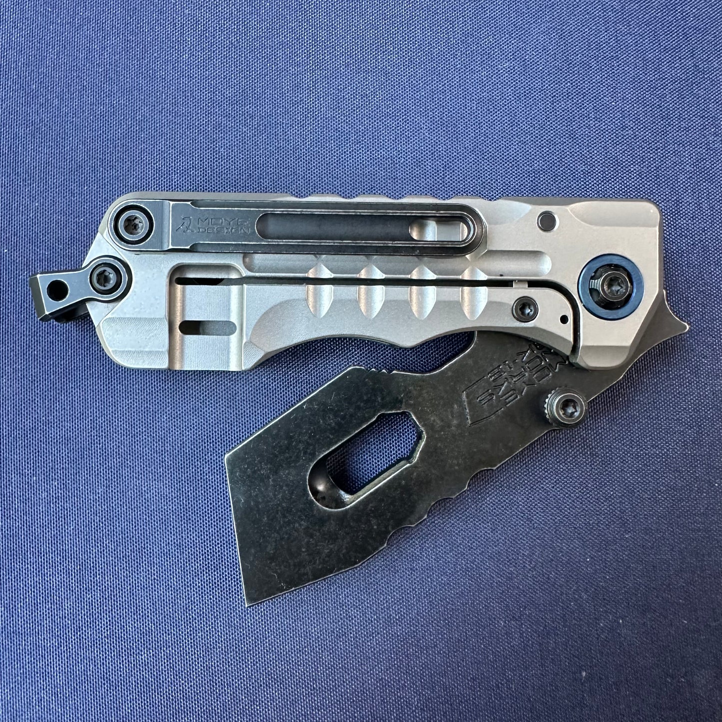 Moyeworks BK1A folding pry bar titanium handle liner lock