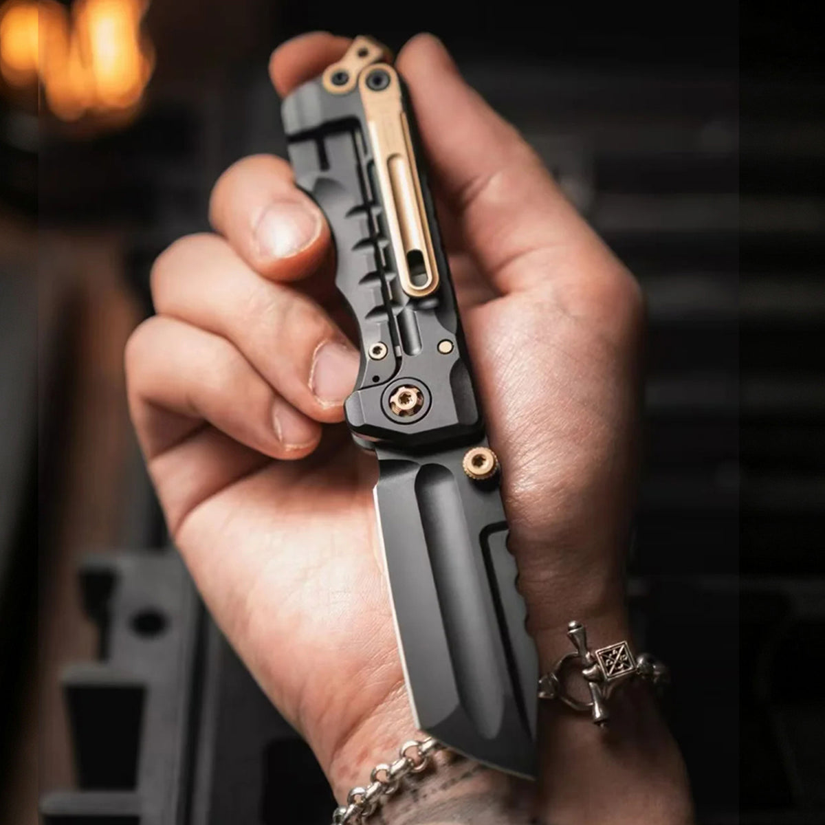 Moyeworks BK1B folding pry bar titanium handle liner lock