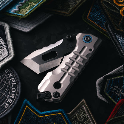 Moyeworks BK1A folding pry bar titanium handle liner lock