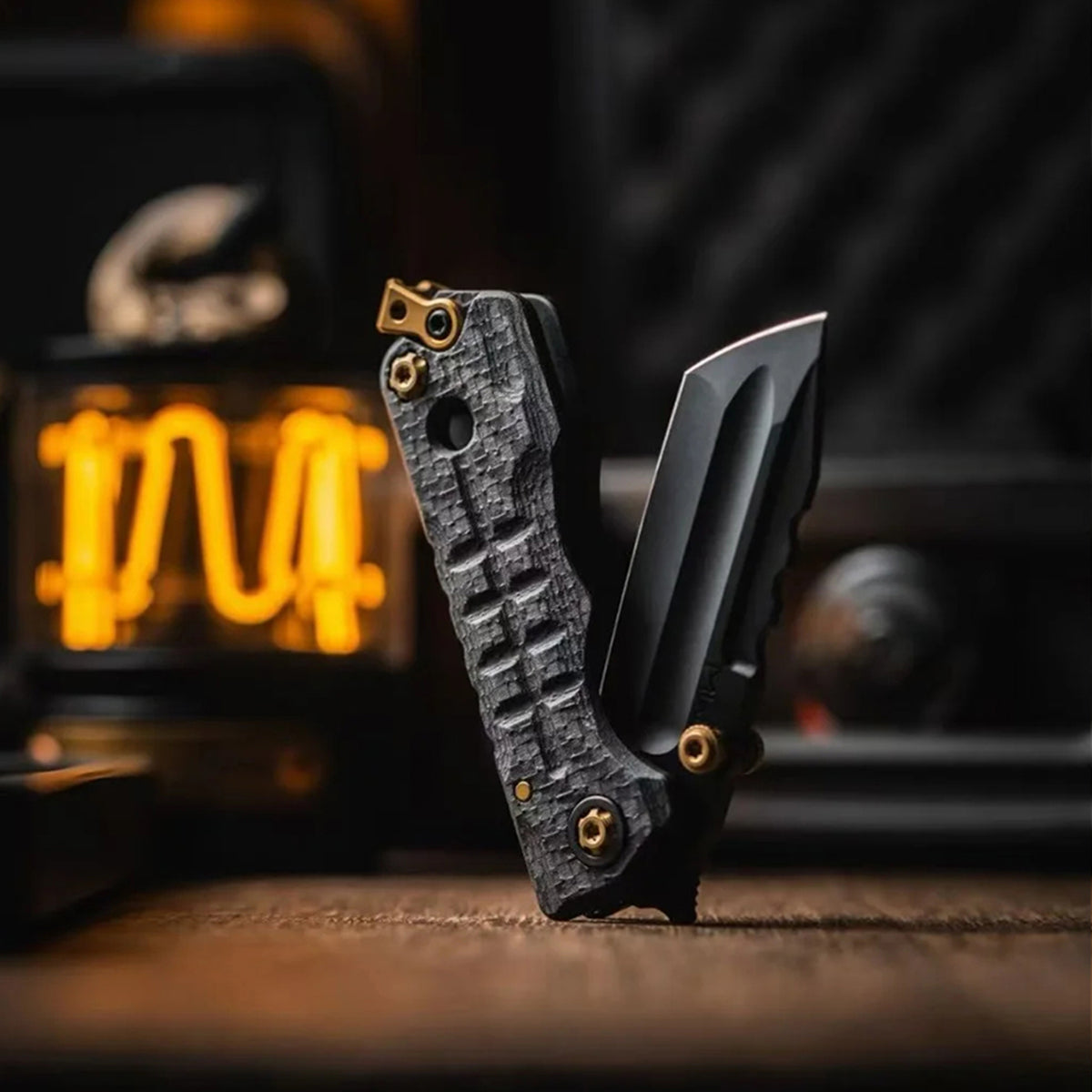 Moyeworks BK1B folding pry bar titanium handle liner lock