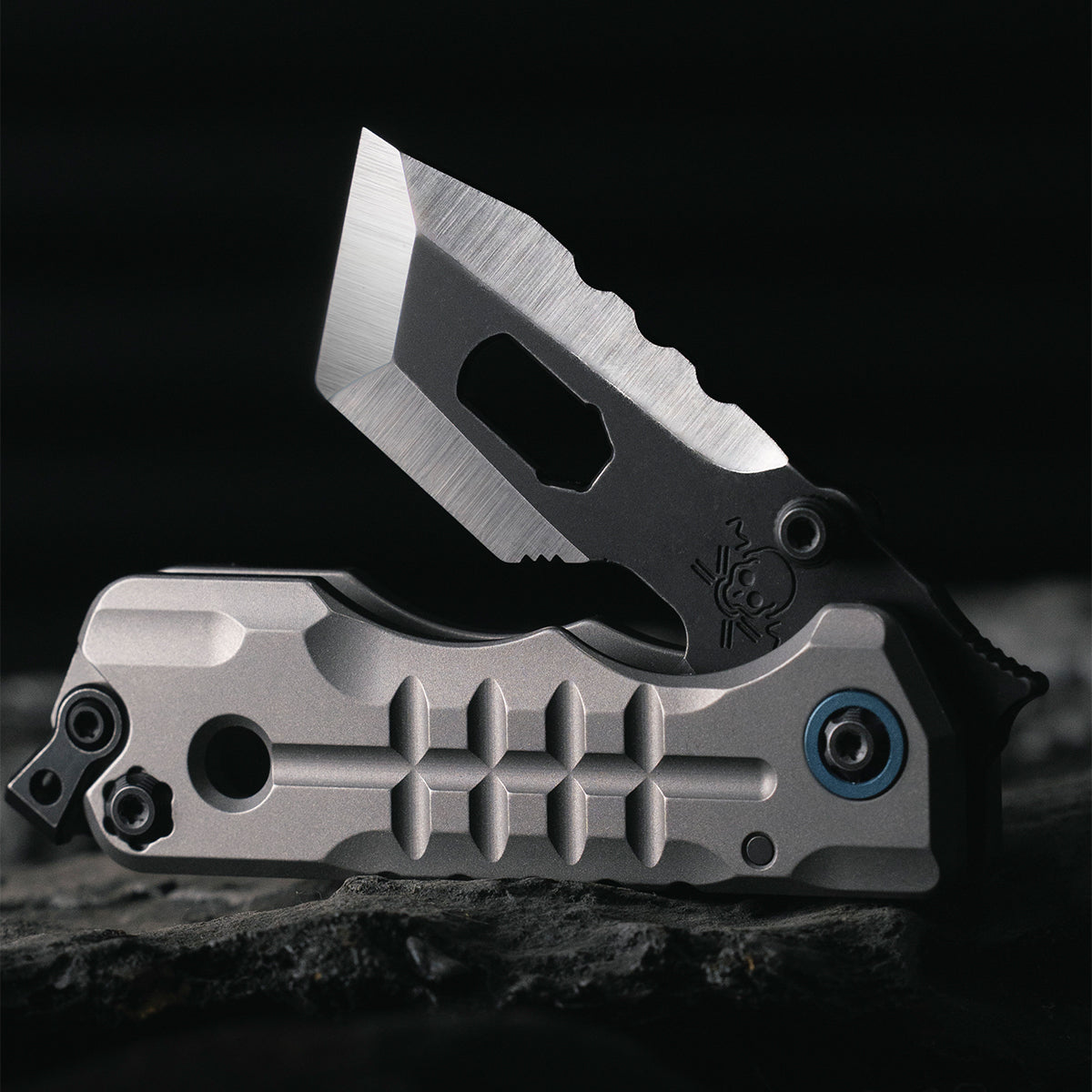 Moyeworks BK1A folding pry bar titanium handle liner lock